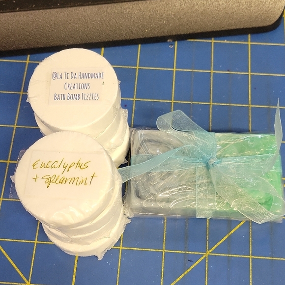 8 Eucalyptus Spearmint Bath Bomb Fizzies + 1 Bar Of Soap New - Picture 1 of 3